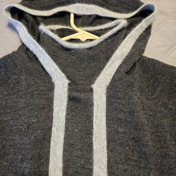 Tommy Hilfiger lambs wool/angora blend hooded sweater set. Petite small. - Picture 7 of 11
